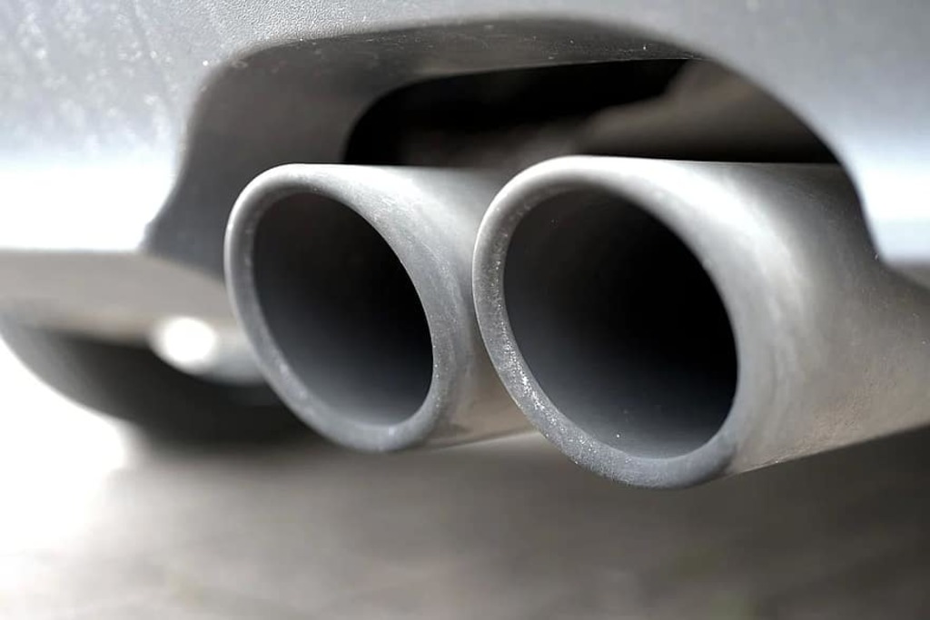 7 Causes Of White Smoke From Exhaust On Startup - Cars ...